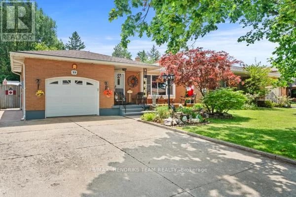 33 Meadowbrook Crescent, St. Catharines (Carlton/Bunting), Ontario, L2M7G8, St. Catharines (Carlton/Bunting), Ontario — photo 1 of 5