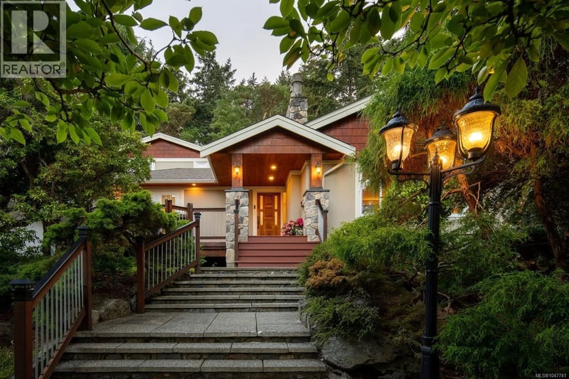 2229 Arbutus Road East, Saanich, British Columbia, V8N1V2, Saanich, British Columbia — photo 1 of 5