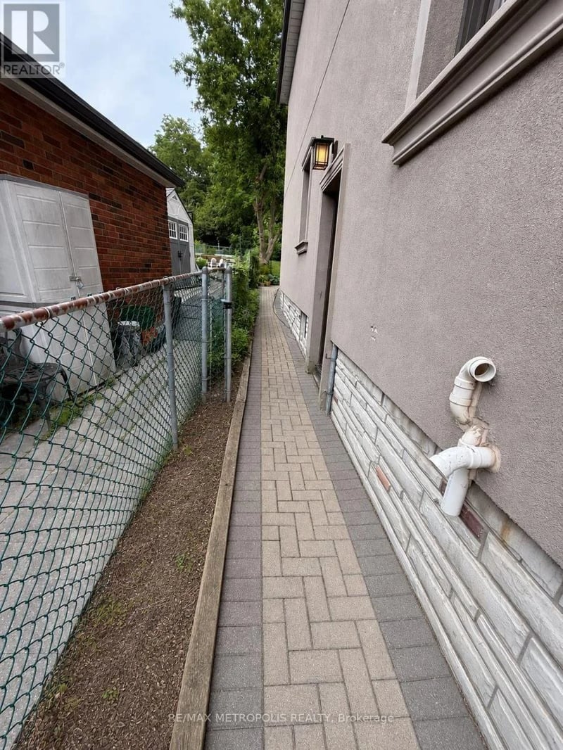 57 Midland Avenue, Toronto (Cliffcrest), Ontario, M1N3Z8, Toronto (Cliffcrest), Ontario — photo 1 of 5