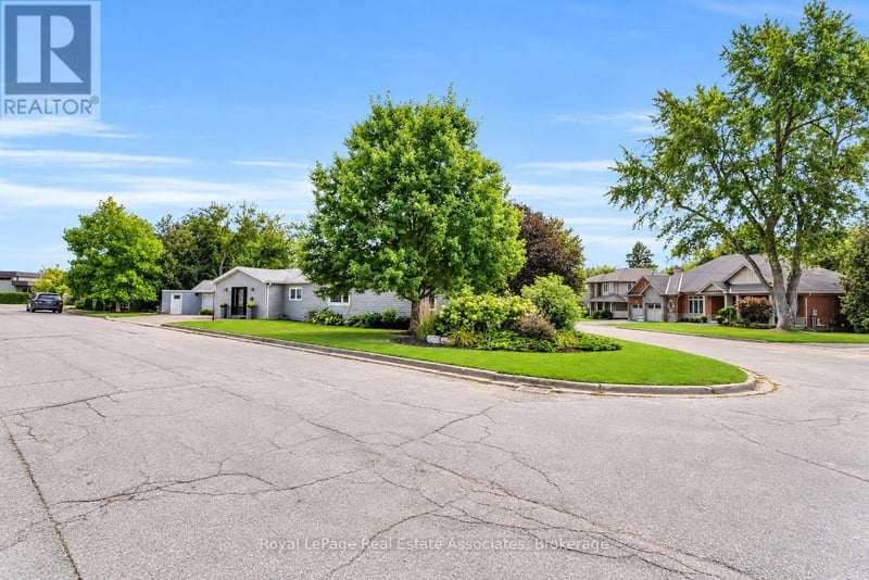 11 Churchill Crescent, Halton Hills (Georgetown), Ontario, L7G2M8, Halton Hills (Georgetown), Ontario — photo 1 of 5