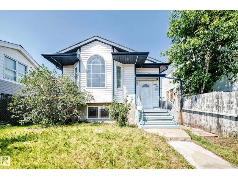 9518 106 AV NW, Edmonton, Alberta, T5H0N2, Edmonton, Alberta — photo 1 of 5