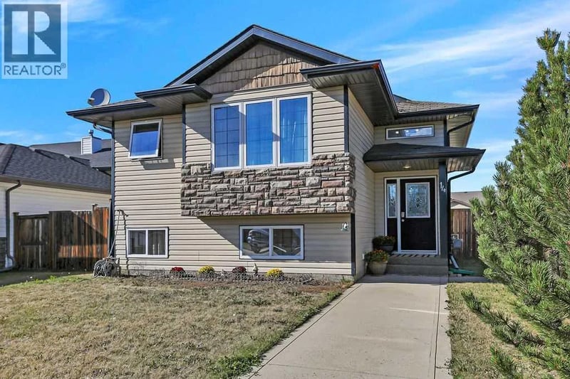 14 Lincoln Street, Sylvan Lake, Alberta, T4S2P9, Sylvan Lake, Alberta — photo 1 of 5