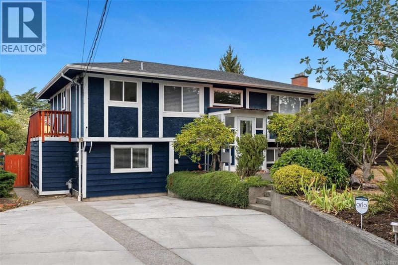 1640 Earlston Avenue, Saanich, British Columbia, V8P2Z5, Saanich, British Columbia — photo 1 of 5