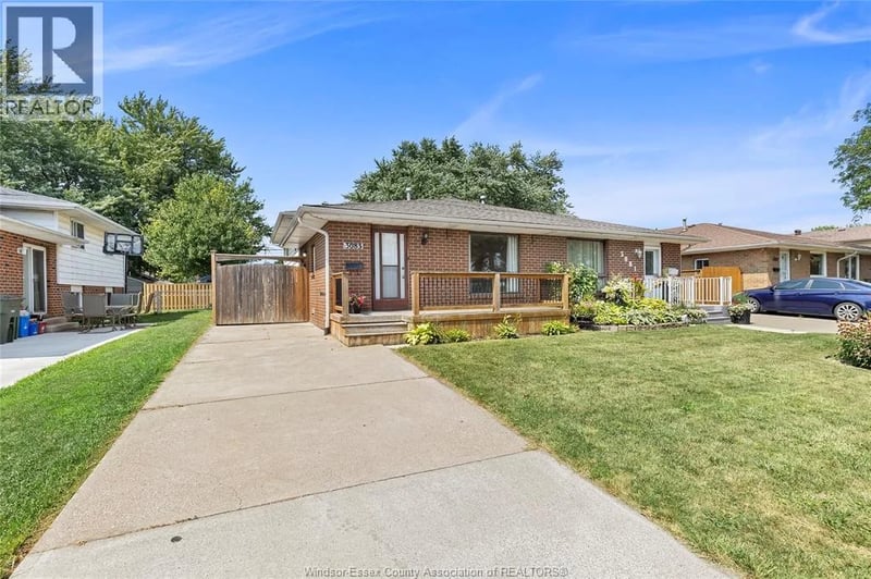 3083 Jefferson Boulevard, Windsor, Ontario, N8T3H8, Windsor, Ontario — photo 1 of 5
