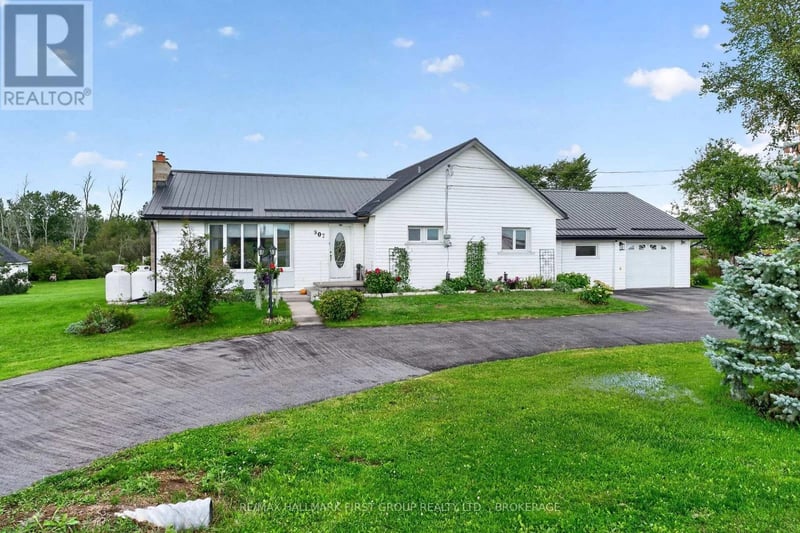 907 Millhaven Road, Loyalist (Lennox and Addington - South), Ontario, K0H2H0, Loyalist (Lennox and Addington - South), Ontario — photo 1 of 5