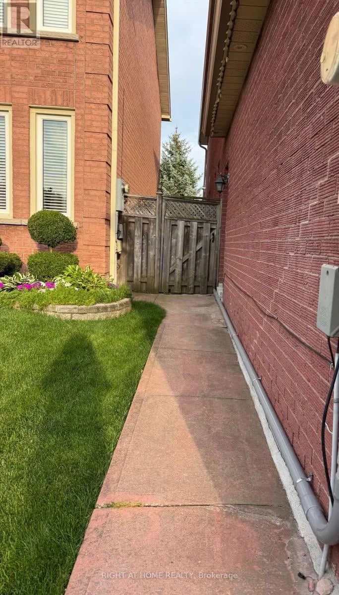 #Basement 372 Winfield Terrace, Mississauga (Hurontario), Ontario, L5R1N8, Mississauga (Hurontario), Ontario — photo 1 of 5