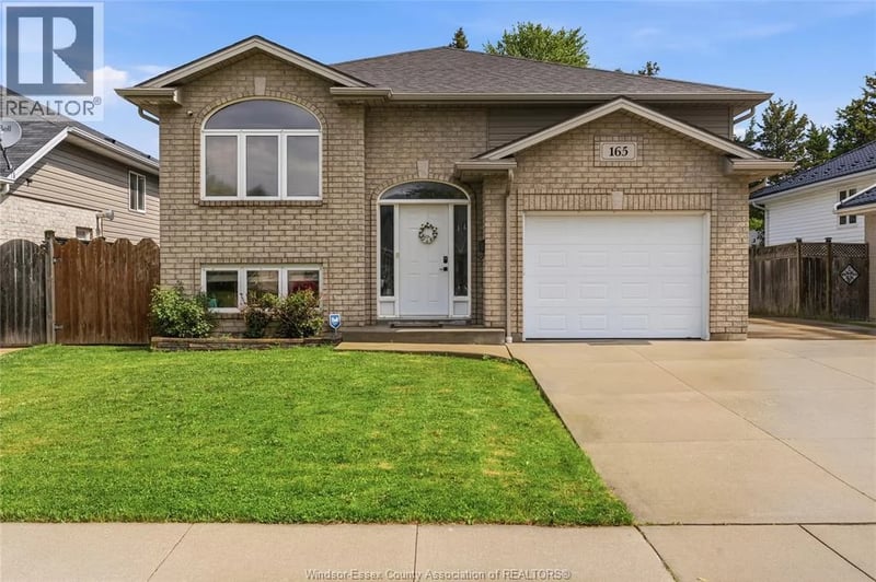 165 THOMAS Avenue, Wallaceburg, Ontario, N8A5H5, Wallaceburg, Ontario — photo 1 of 5