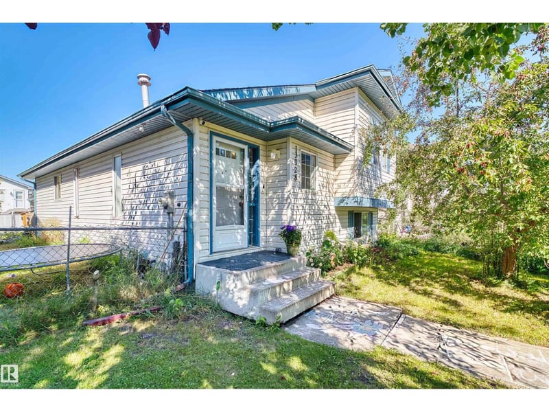 13028 34 ST NW, Edmonton, Alberta, T5A5G7, Edmonton, Alberta — photo 1 of 5