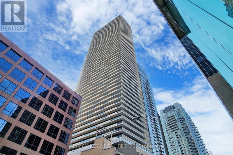 #4904 2221 Yonge Street, Toronto (Mount Pleasant West), Ontario, M4S0B8, Toronto (Mount Pleasant West), Ontario — photo 1 of 5