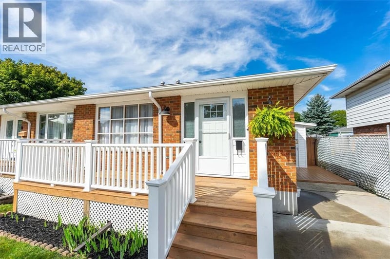731 HILLARY Street, Sarnia, Ontario, N7T7T7, Sarnia, Ontario — photo 1 of 5