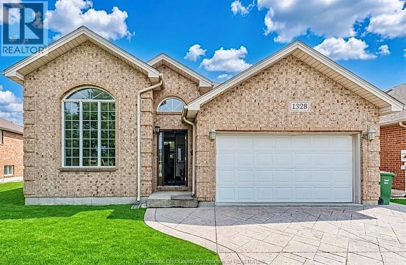 1328 IMPERIAL Crescent, Windsor, Ontario, N9G2T5, Windsor, Ontario — photo 1 of 5