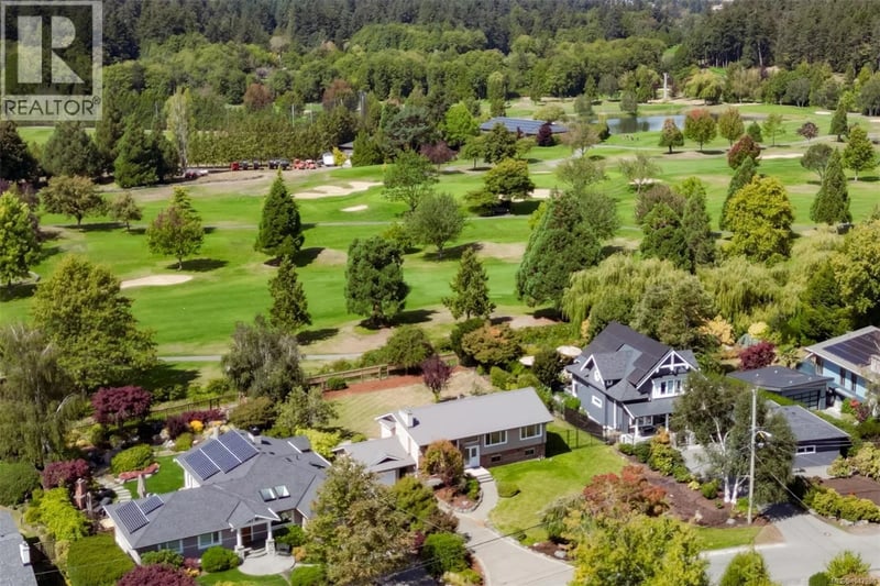 5348 Parker Avenue, Saanich, British Columbia, V8Y2M9, Saanich, British Columbia — photo 1 of 5