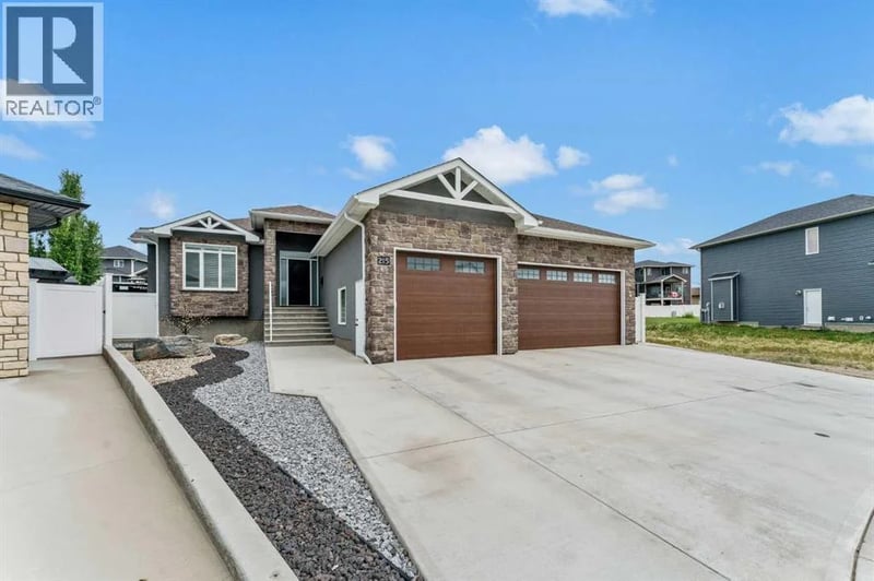 215 Hamptons Crescent Southeast, Medicine Hat, Alberta, T1B0P4, Medicine Hat, Alberta — photo 1 of 5