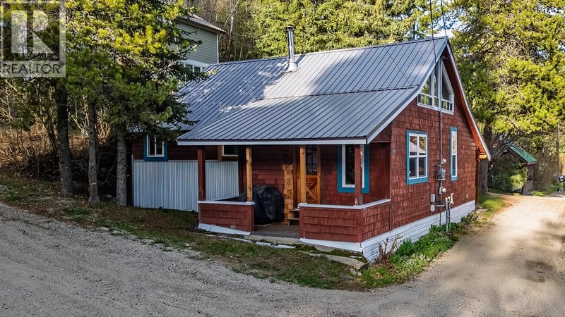 2034 Cliff Street, Rossland, British Columbia, V0G1Y0, Rossland, British Columbia — photo 1 of 5