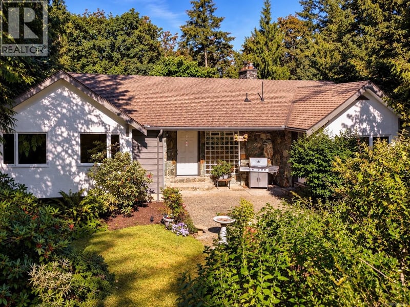 6232 Rodolph Road, Central Saanich, British Columbia, V8Z5V8, Central Saanich, British Columbia — photo 1 of 5
