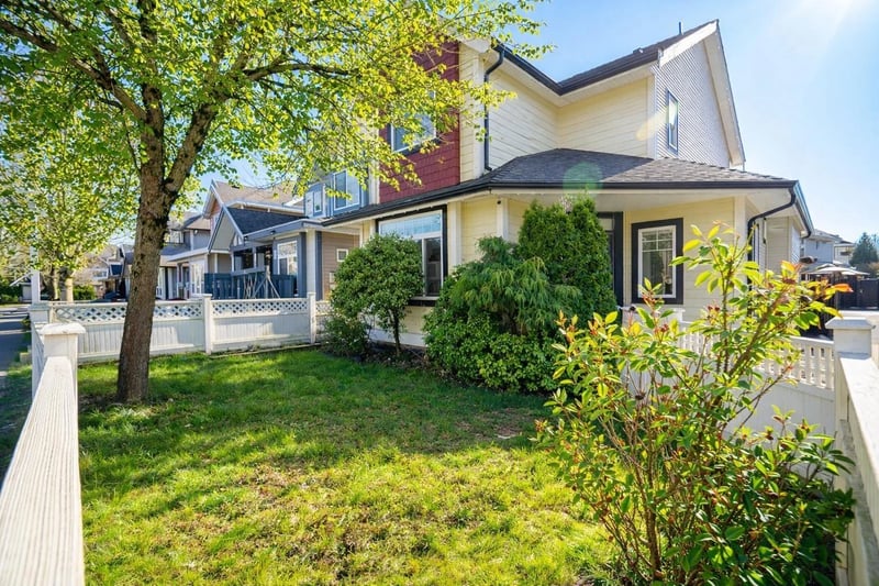 19914 73A Avenue, Langley, British Columbia, V2Y3J3, Langley, British Columbia — photo 1 of 5
