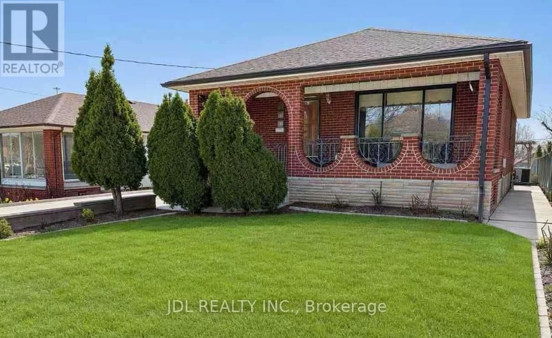 40 Montana Avenue, Toronto (Downsview-Roding-CFB), Ontario, M3M1B6, Toronto (Downsview-Roding-CFB), Ontario — photo 1 of 5