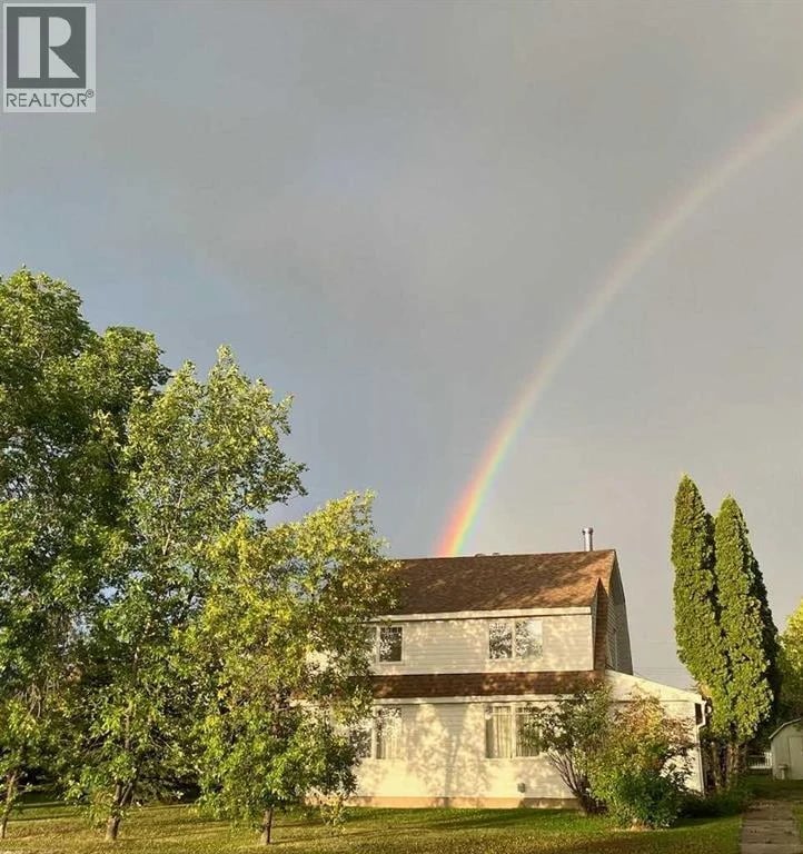 918 5 Avenue, Beaverlodge, Alberta, T0H0C0, Beaverlodge, Alberta — photo 1 of 5