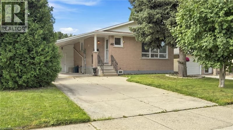 18 GLEN CASTLE Drive, Stoney Creek, Ontario, L8G2Z4, Stoney Creek, Ontario — photo 1 of 5