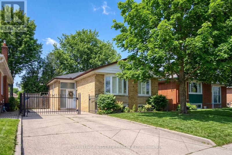 12 Leavenworth Crescent, Toronto (Markland Wood), Ontario, M9C1T4, Toronto (Markland Wood), Ontario — photo 1 of 5