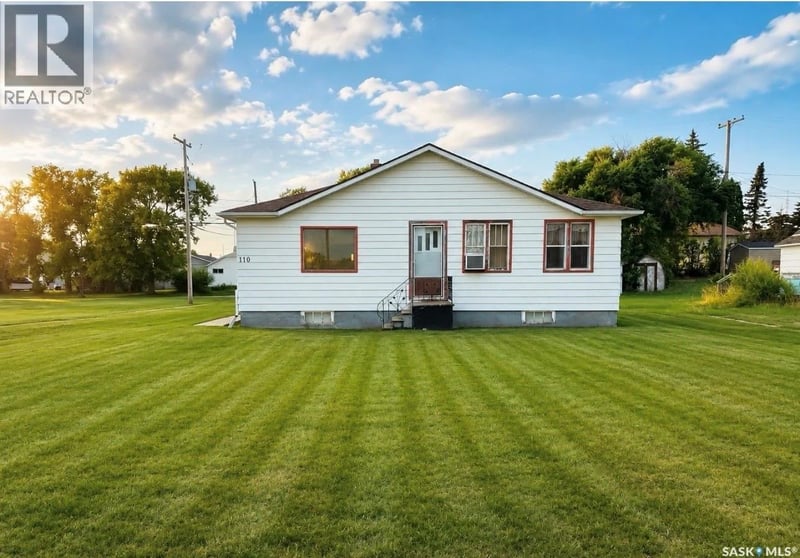110 Railway AVENUE, Strasbourg, Saskatchewan, S0G4V0, Strasbourg, Saskatchewan — photo 1 of 5