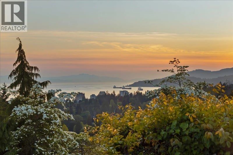 982 BRAESIDE Street, West Vancouver, British Columbia, V7T2K8, West Vancouver, British Columbia — photo 1 of 5
