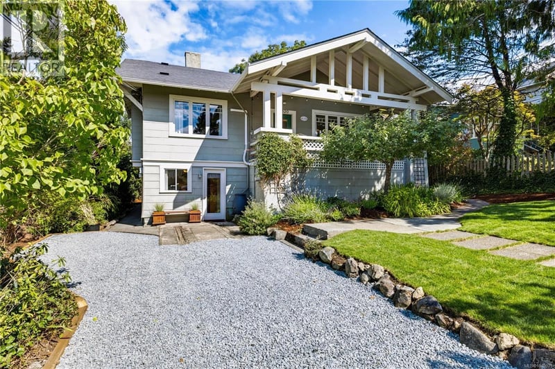 1320 Bond Street, Victoria, British Columbia, V8S1C4, Victoria, British Columbia — photo 1 of 5