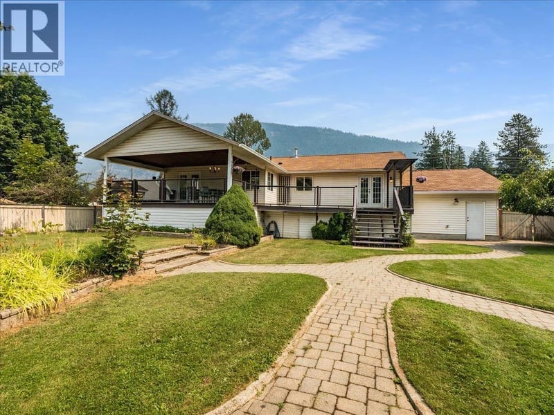 1328 GLENDALE Avenue, Salmo, British Columbia, V0G1Z0, Salmo, British Columbia — photo 1 of 5