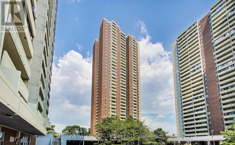 #502 3 Massey Square, Toronto (Crescent Town), Ontario, M4C5L5, Toronto (Crescent Town), Ontario — photo 1 of 5