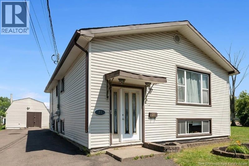 21 Spruce Street, Moncton, New Brunswick, E1C7K1, Moncton, New Brunswick — photo 1 of 5