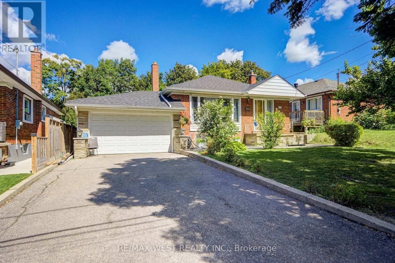 65 Ridge Point Crescent, Toronto (Brookhaven-Amesbury), Ontario, M6M2Z7, Toronto (Brookhaven-Amesbury), Ontario — photo 1 of 5