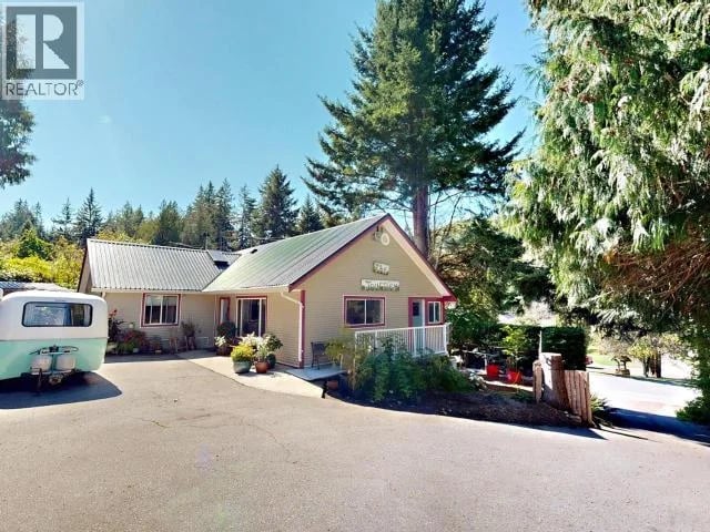 5836 MOWAT AVE, Powell River, British Columbia, V8A4C1, Powell River, British Columbia — photo 1 of 5