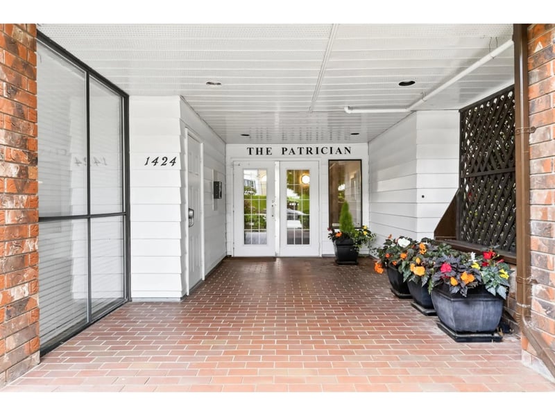 #102 1424 MARTIN Street, White Rock, British Columbia, V4B3W7, White Rock, British Columbia — photo 1 of 5