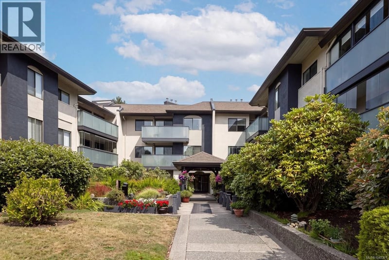 #304 3900 Shelbourne Street, Saanich, British Columbia, V8P4H8, Saanich, British Columbia — photo 1 of 5