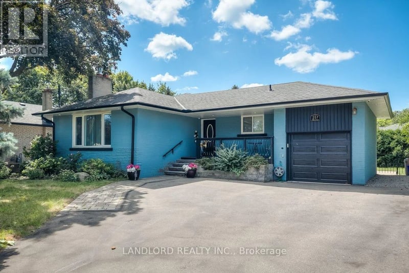 #Main 257 Wales Crescent, Oakville (BR Bronte), Ontario, L6L3X8, Oakville (BR Bronte), Ontario — photo 1 of 5