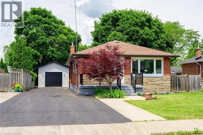 150 HOWARD Avenue, Hamilton, Ontario, L9A2W8, Hamilton, Ontario — photo 1 of 5