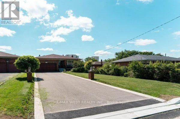 25A St Andrews Boulevard, Toronto (Kingsview Village-The Westway), Ontario, M9R1V9, Toronto (Kingsview Village-The Westway), Ontario — photo 1 of 5