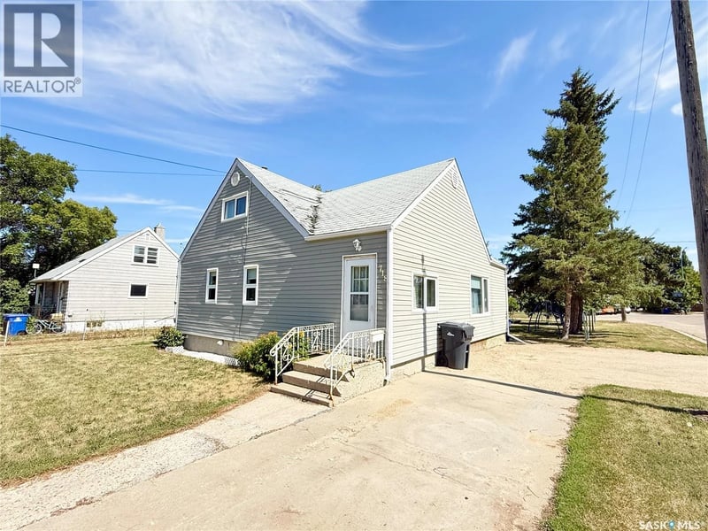 718 4th STREET S, Weyburn, Saskatchewan, S4H2G3, Weyburn, Saskatchewan — photo 1 of 5