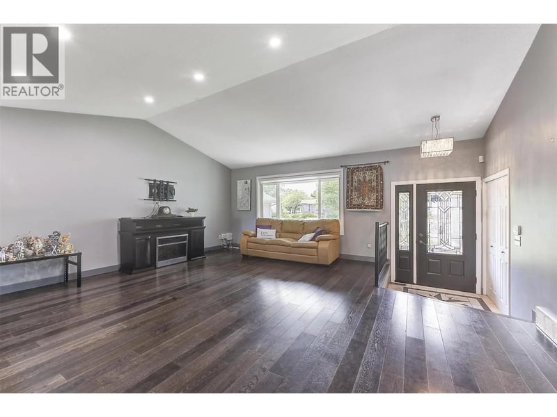 1852 Crossglen Court, Kelowna, British Columbia, V1V1S4, Kelowna, British Columbia — photo 1 of 5