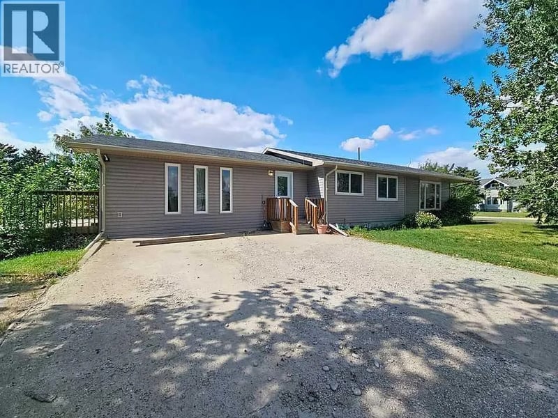 504 5 Street, Warner, Alberta, T1J2L0, Warner, Alberta — photo 1 of 5