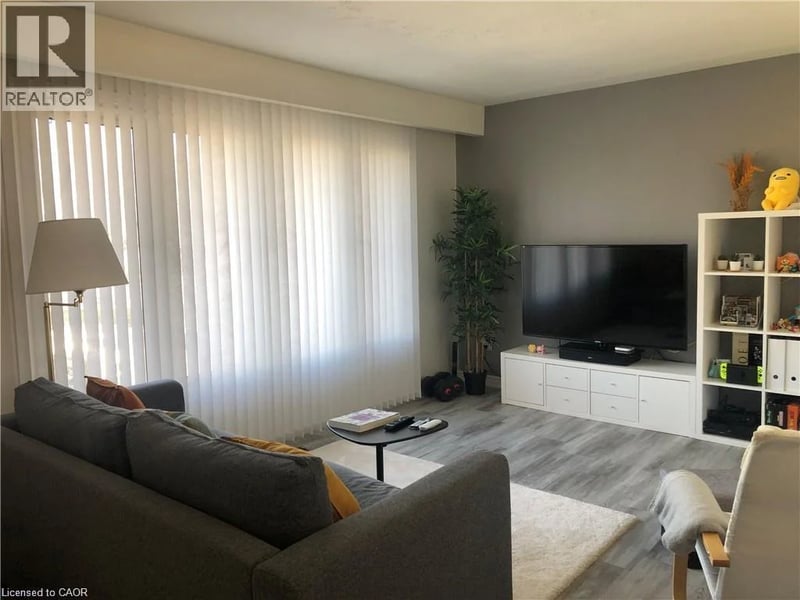 #Main 357 MOHAWK Road West, Hamilton, Ontario, L9C1W5, Hamilton, Ontario — photo 1 of 5