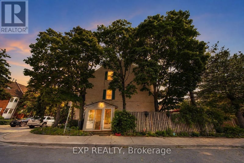 1 Quarry Court, Toronto (Greenwood-Coxwell), Ontario, M4J5A6, Toronto (Greenwood-Coxwell), Ontario — photo 1 of 5