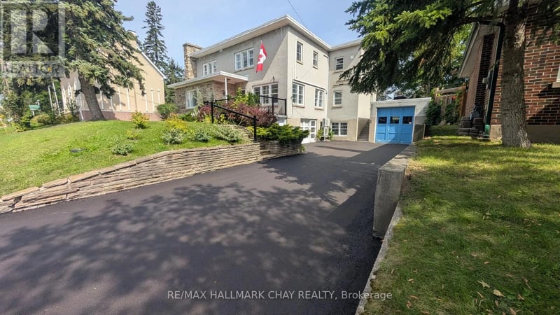 #1 15 Parkside Drive, Barrie (Queen's Park), Ontario, L4N1W7, Barrie (Queen's Park), Ontario — photo 1 of 5