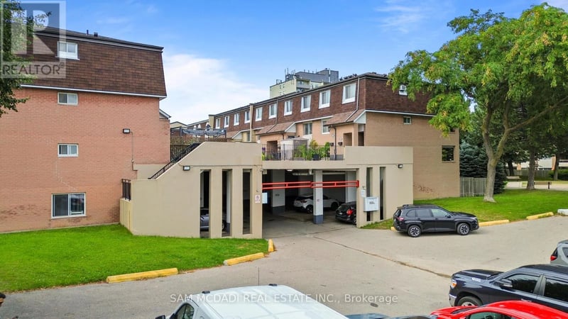 #164 2170 Bromsgrove Road, Mississauga (Clarkson), Ontario, L5J4J2, Mississauga (Clarkson), Ontario — photo 1 of 5