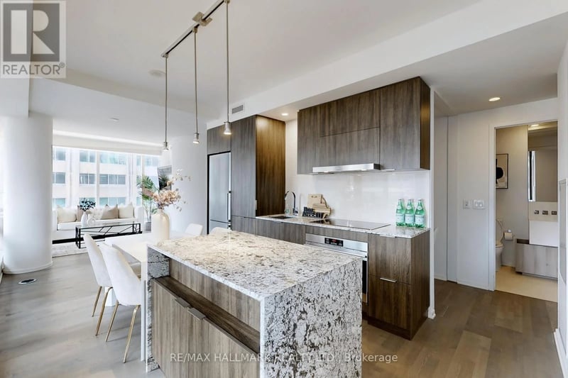 #520 1 Bloor Street East, Toronto (Church-Yonge Corridor), Ontario, M4W0A8, Toronto (Church-Yonge Corridor), Ontario — photo 1 of 5