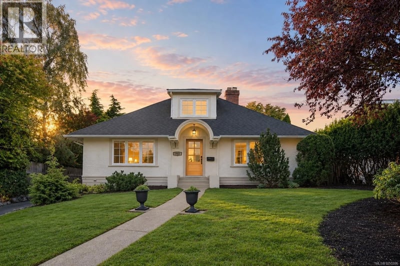 1027 Deal Street, Oak Bay, British Columbia, V8S5G6, Oak Bay, British Columbia — photo 1 of 5