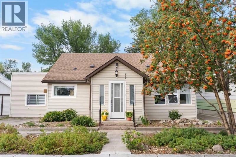 222 45 Avenue West, Claresholm, Alberta, T0L0T0, Claresholm, Alberta — photo 1 of 5
