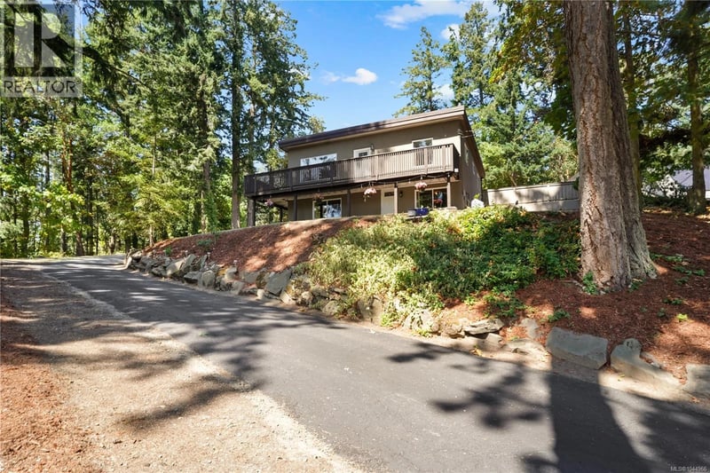 1084 Tatlow Road, North Saanich, British Columbia, V8L5P3, North Saanich, British Columbia — photo 1 of 5