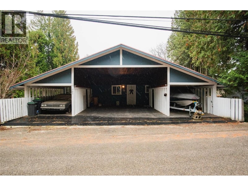 701 10th Avenue, Castlegar, British Columbia, V1N1K8, Castlegar, British Columbia — photo 1 of 5