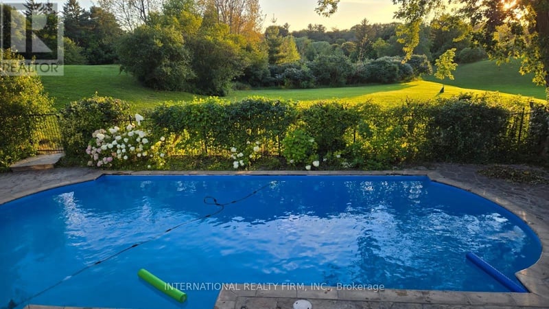 6 Penwood Crescent, Toronto (Banbury-Don Mills), Ontario, M3B2B9, Toronto (Banbury-Don Mills), Ontario — photo 1 of 5